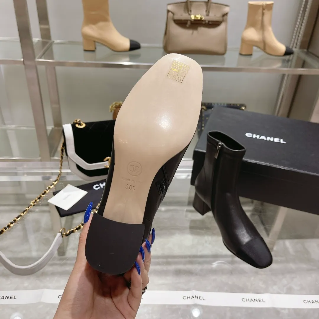 👟👟Ex-factory price 640👟👟 🍀Chanel Chanel Xiaoxiang Wannian classic stitching thick heel short boots. 🔻Interpretation of elegant little fragrance〰️Super textured style, low-key but not simple, elegant and noble, especially the small double CLOGO embellishment on the heel, and the simple splicing of different materials on the toe casually reveal elegance and sophistication. It feels like walking on the ground without tiring your feet at all👌🏻. 👟👟👟👟The upper is made of imported Italian lambskin🐑, the lining is lambskin, and the Italian cow leather outsole. Heel height: 5cm. size: 35-39 (34, 40 can be customized)